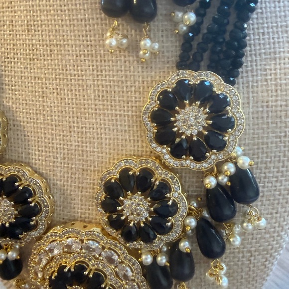 Elegant Black and Gold Jewelry Set - Picture 8 of 8